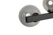 Nahaufnahme einer LED-Hängeleuchte mit schwarzem Metallarm und rauchgrauem Glaskörper, seitliche Perspektive.