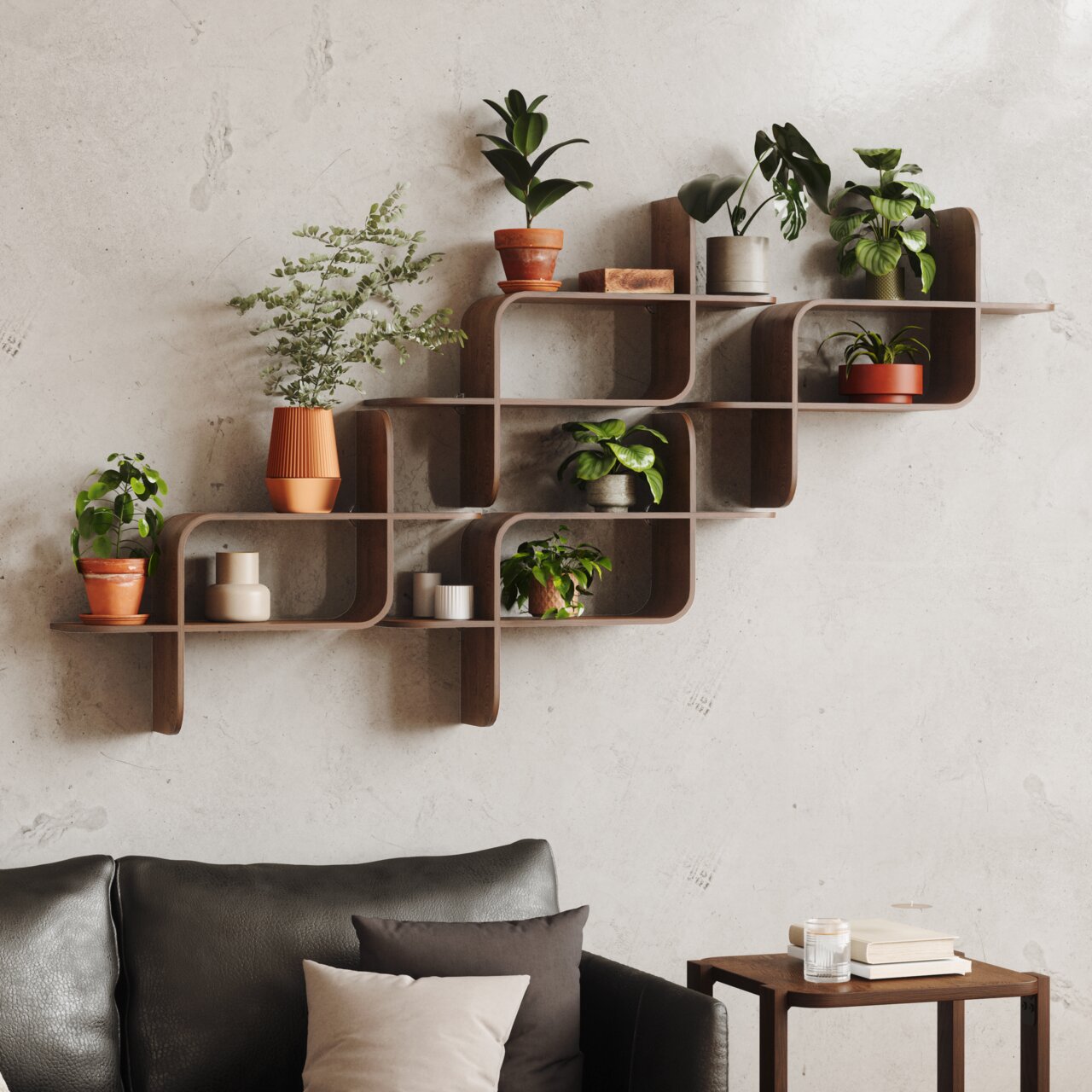 Modernes Wandregal aus Holz mit Pflanzen und Dekorationen, seitliche Perspektive.
