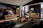 Moderner Couchtisch aus Holz in einem stilvollen Wohnzimmer, frontal von vorne betrachtet.