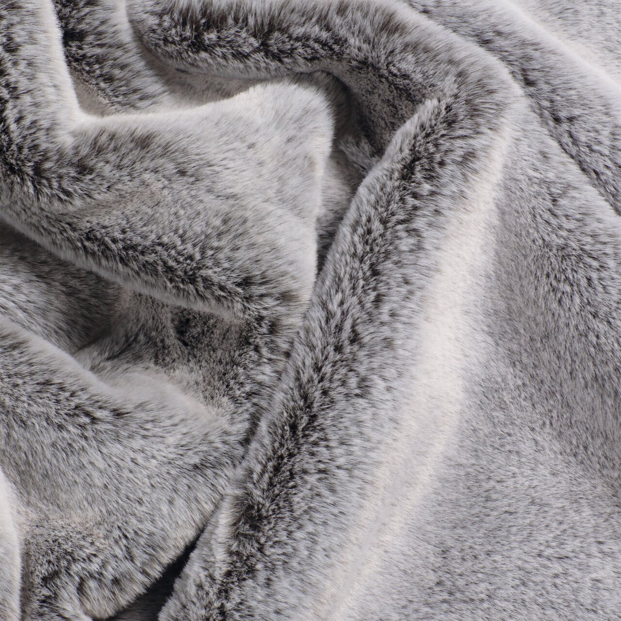 Close-up van een zacht, grijs plaid met een donzige textuur.