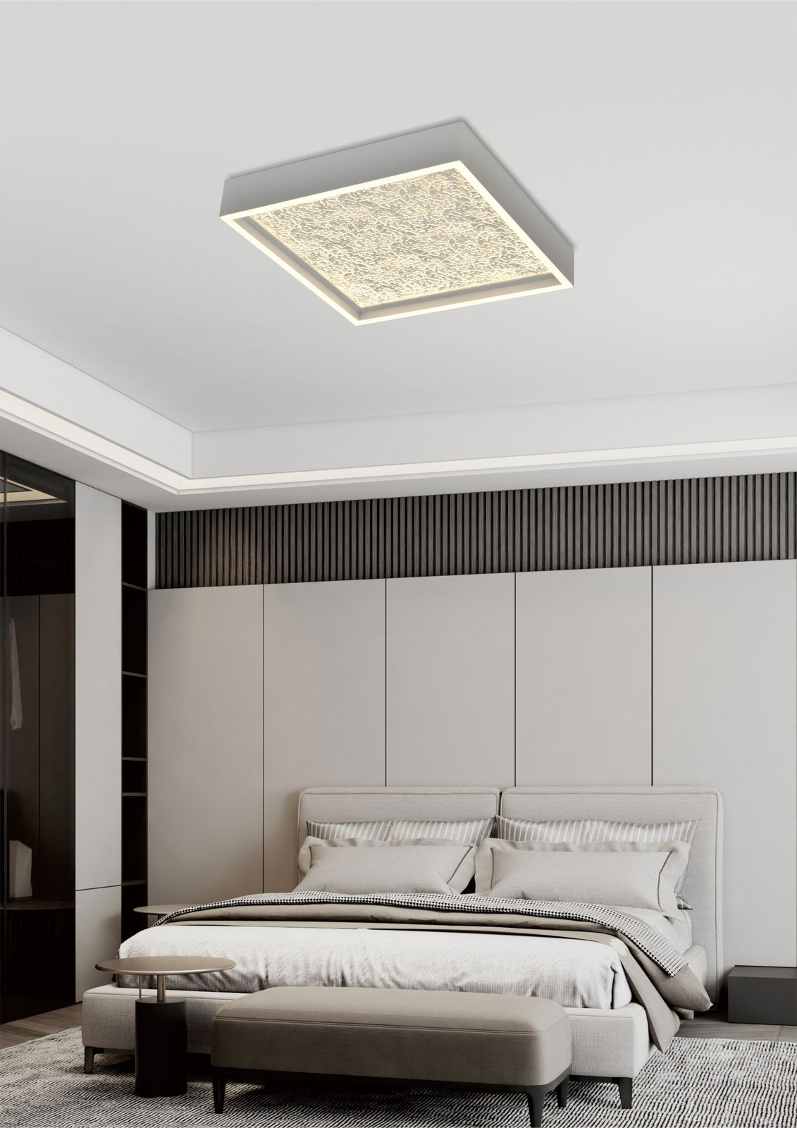 Moderne quadratische LED-Deckenleuchte mit dekorativem Muster, von unten betrachtet in einem stilvollen Schlafzimmer montiert.