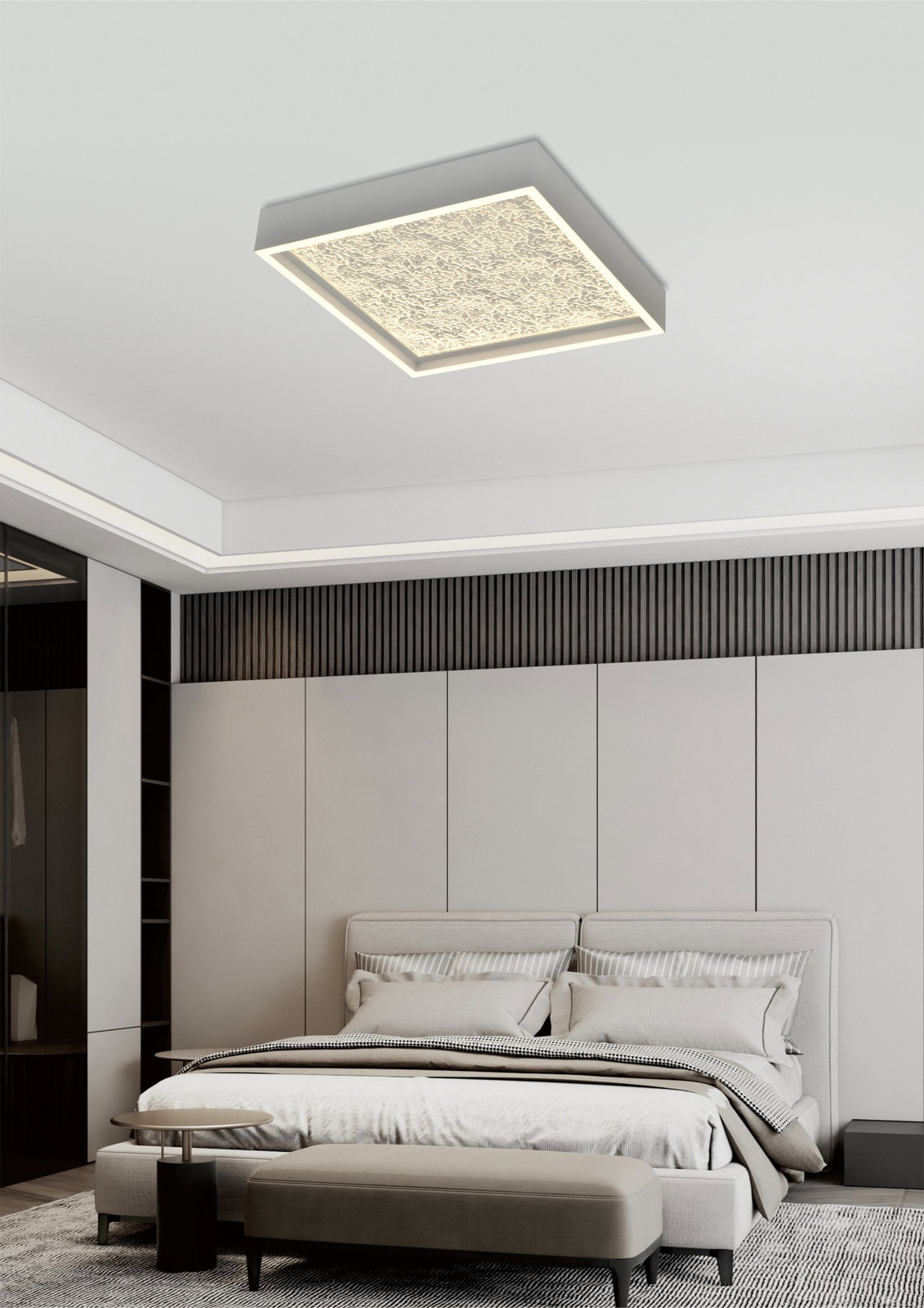 Moderne quadratische LED-Deckenleuchte mit dekorativem Muster, von unten betrachtet in einem stilvollen Schlafzimmer montiert.