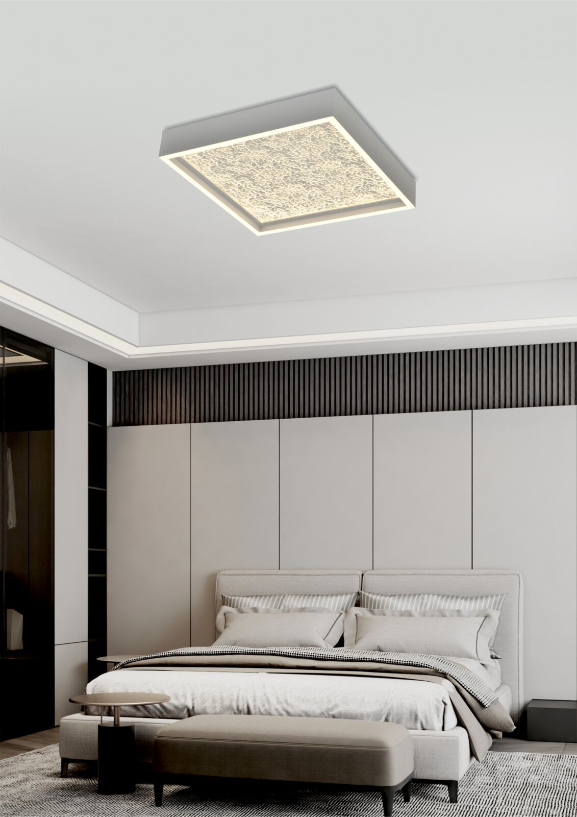 Moderne vierkante led-plafondlamp met decoratief patroon, van onderaf gezien, gemonteerd in een stijlvolle slaapkamer.