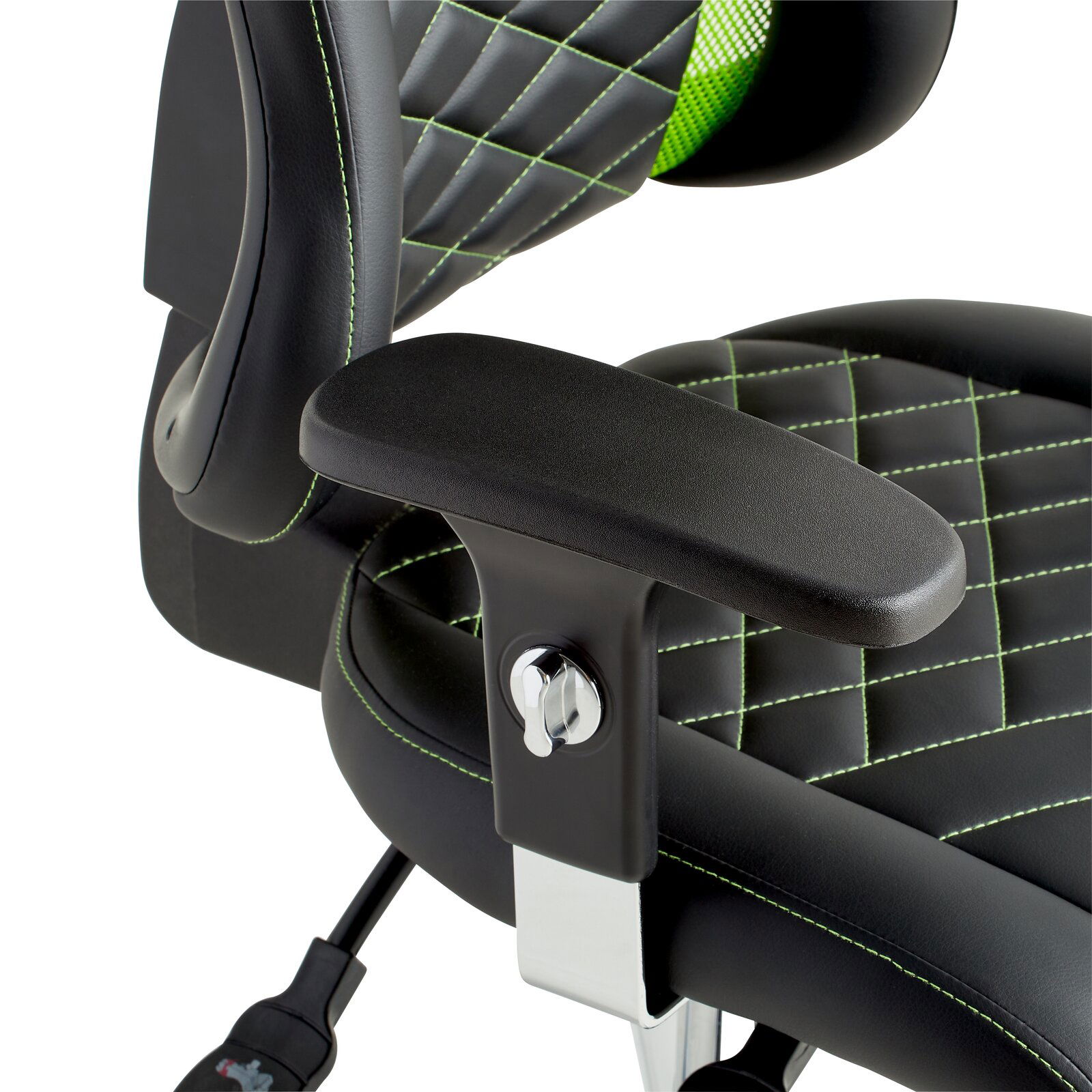 Nahaufnahme eines Gaming Stuhls mit schwarzem Kunstleder und grünen Nähten, seitliche Perspektive