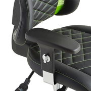 Nahaufnahme eines Gaming Stuhls mit schwarzem Kunstleder und grünen Nähten, seitliche Perspektive