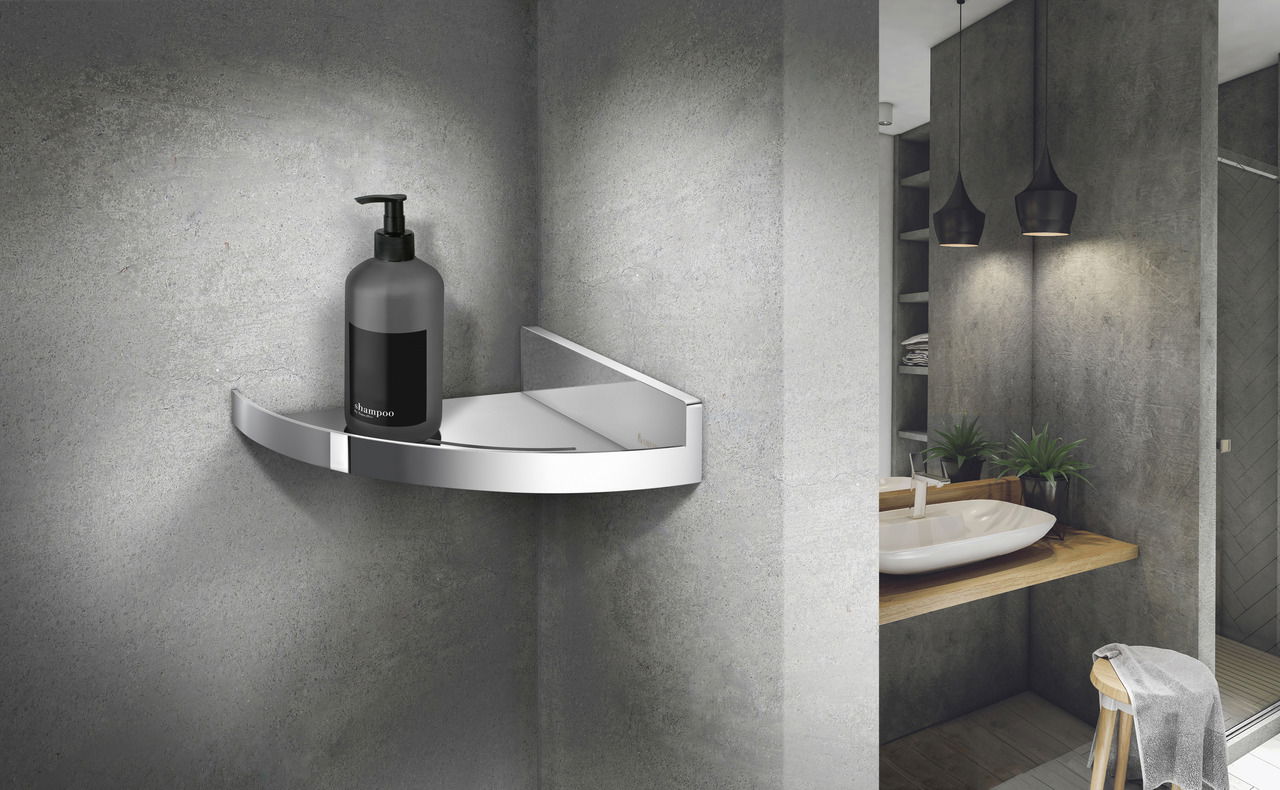 Verchromte Eckduschablage von Smedbo in einem modernen Badezimmer, perspektivisch von vorne links gezeigt, mit einer Shampoo-Flasche darauf.