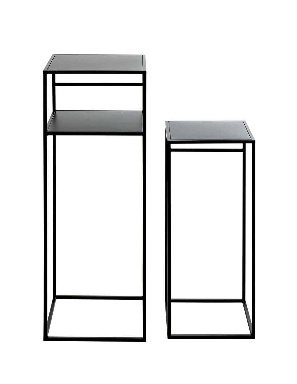 Zwei minimalistische schwarze Metall-Beistelltische in unterschiedlicher Höhe mit quadratischer Ablage, frontal in leichter Seitenperspektive vor weißem Hintergrund