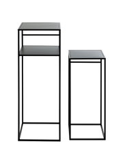 Zwei minimalistische schwarze Metall-Beistelltische in unterschiedlicher Höhe mit quadratischer Ablage, frontal in leichter Seitenperspektive vor weißem Hintergrund
