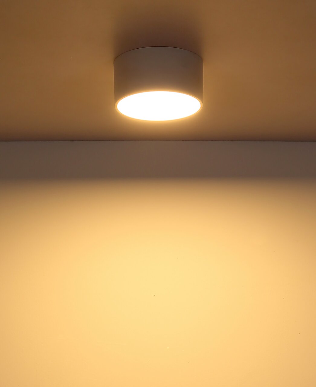 Globo Lighting Deckenleuchte BERTHOLD Moderne Deckenleuchte in zylindrischer Form, von unten betrachtet, mit warmem Lichtschein an der Decke.