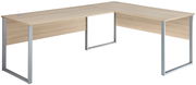 L-förmiger Winkelschreibtisch aus hellem Holz mit silbernen Metallbeinen, seitliche Perspektive