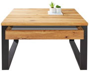 Moderner Couchtisch aus Holz mit Metallbeinen, frontal betrachtet, mit Dekoration oben.