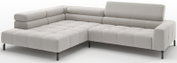 Lichtgrijze hoekbank met chaise longue links, gewatteerde zitting en rugkussens, zwarte metalen poten, getoond in schuin vooraanzicht op witte achtergrond
