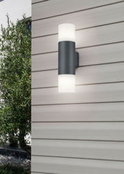 Moderne Wandleuchte Hoosic in zylindrischer Form, montiert an einer Außenwand, seitliche Perspektive.