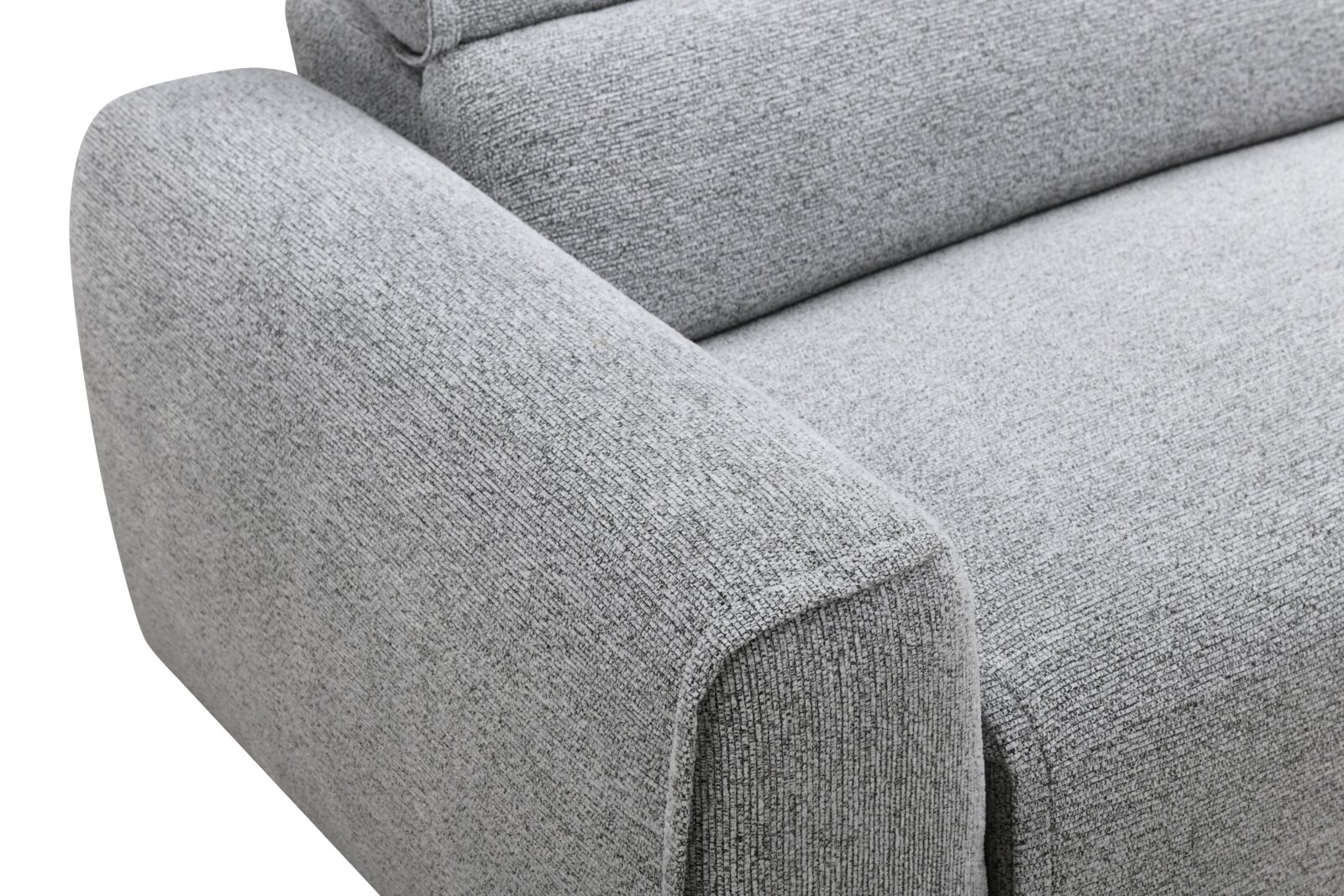 Graues Ecksofa ALEXANDRA mit weichem Stoffbezug, Nahaufnahme der Armlehne und Sitzfläche von schräg oben.