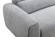 Graues Ecksofa ALEXANDRA mit weichem Stoffbezug, Nahaufnahme der Armlehne und Sitzfläche von schräg oben.