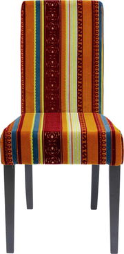 Vorderansicht eines Stuhls mit buntem, gestreiftem Stoffbezug in Rot-, Orange- und Blautönen.