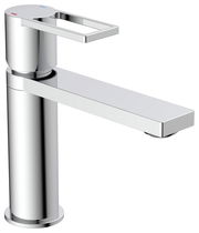 Moderne Waschtischarmatur aus Chrom in seitlicher Perspektive