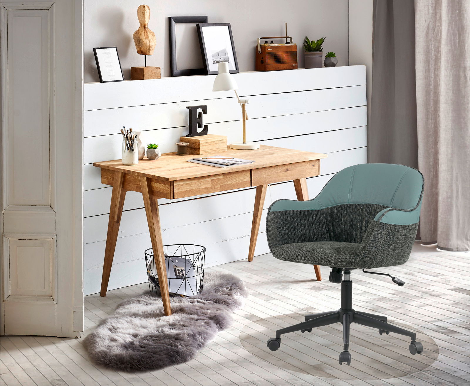 Moderner Drehstuhl in einem stilvollen Arbeitszimmer, seitliche Perspektive.