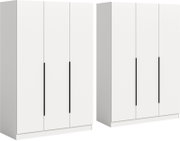Weißer Kleiderschrank mit drei Türen und langen schwarzen Griffen, in schräger Frontansicht (3/4-Perspektive) dargestellt