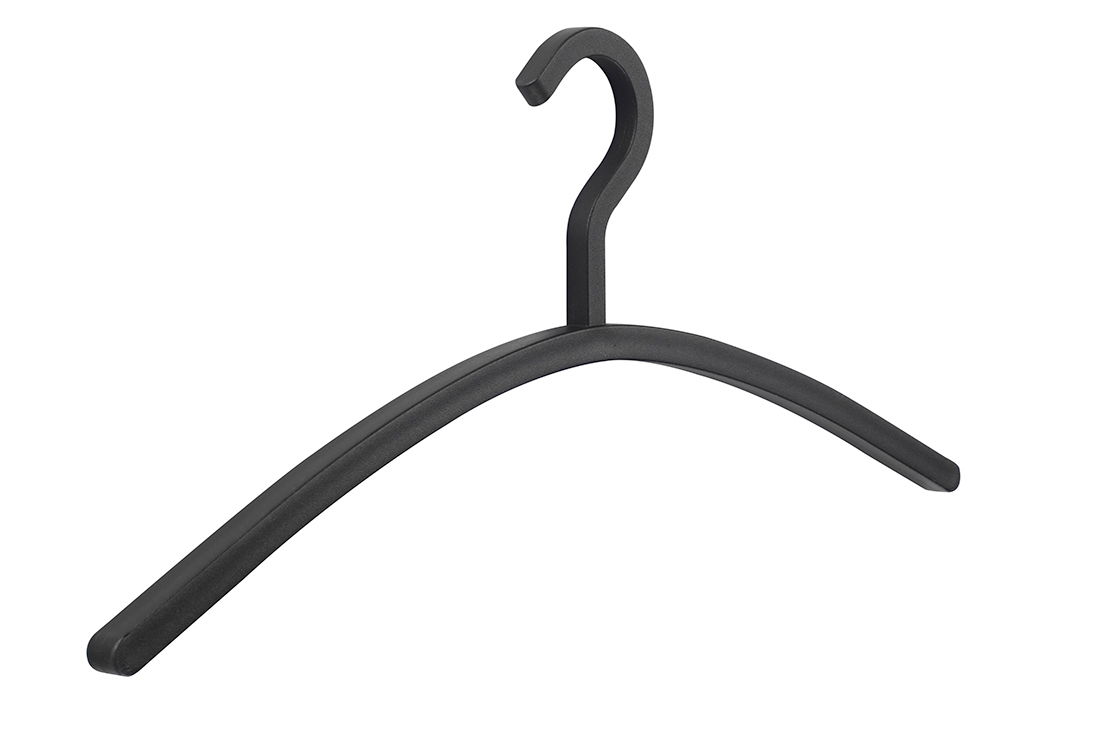Schwarzer Kleiderbügel aus Kunststoff, seitliche Perspektive