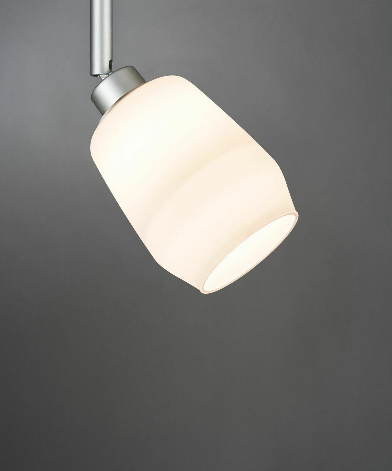 Dekoschirm Vento in seitlicher Perspektive, modernes Design mit mattem, weißem Schirm und silberner Halterung.