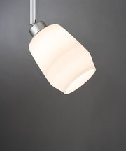 Dekoschirm Vento in seitlicher Perspektive, modernes Design mit mattem, weißem Schirm und silberner Halterung.