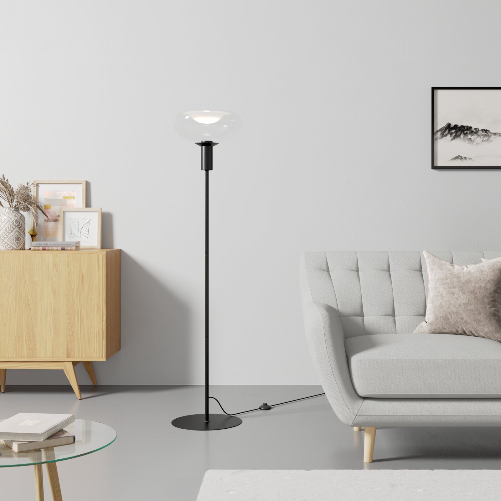 Dieter Knoll Stehleuchte STEHLEUCHTE Moderne Stehleuchte mit schwarzem Ständer und klarem Glasschirm, seitliche Perspektive im Wohnzimmer mit Sofa und Sideboard.