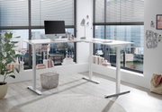 Modern wit elektrisch hoekbureau in een licht kantoor met uitzicht op de stad, gezien vanaf de zijkant.
