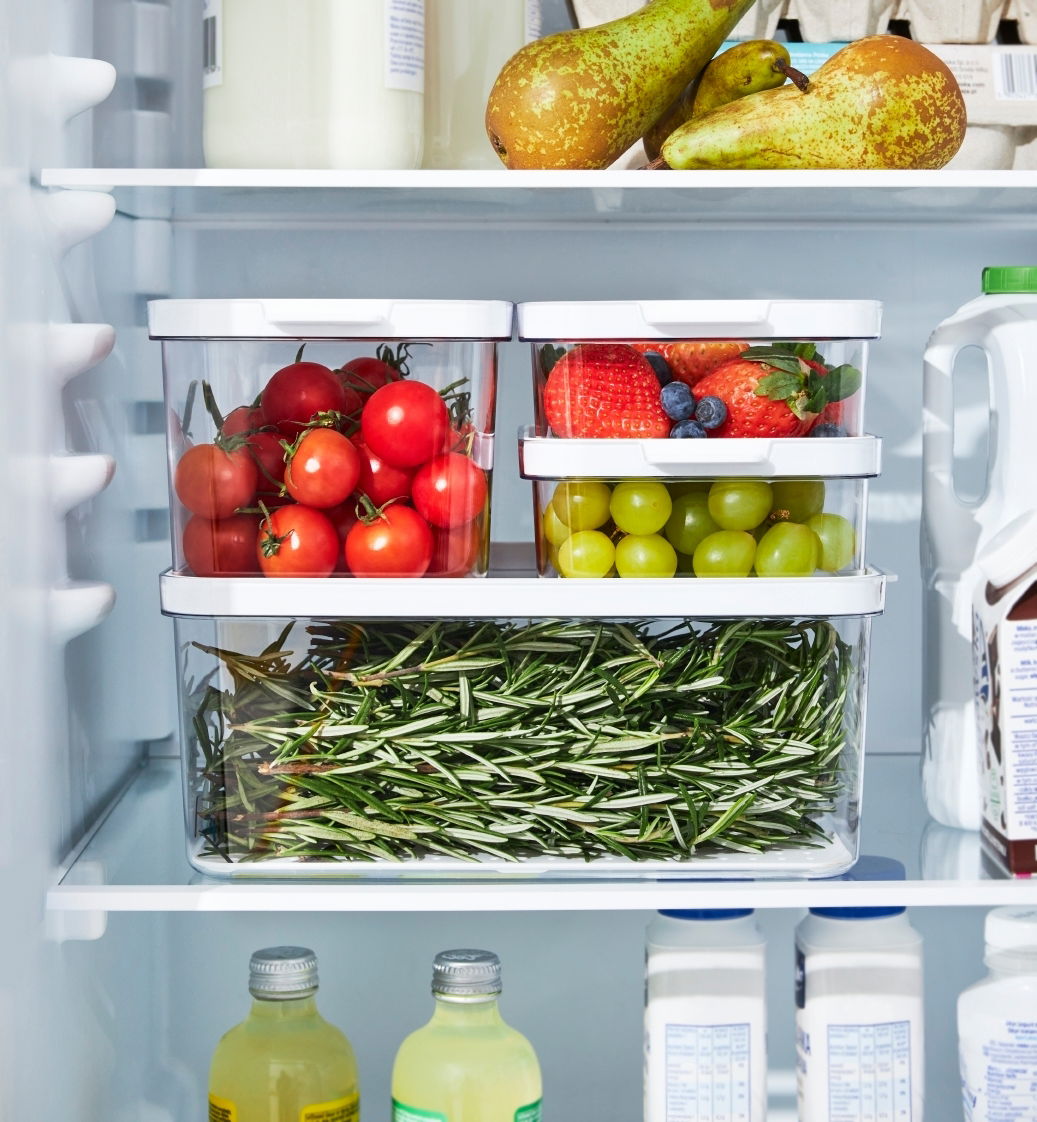 Kühlschrankorganizer 4-teilig mit frischem Obst und Gemüse, seitliche Perspektive