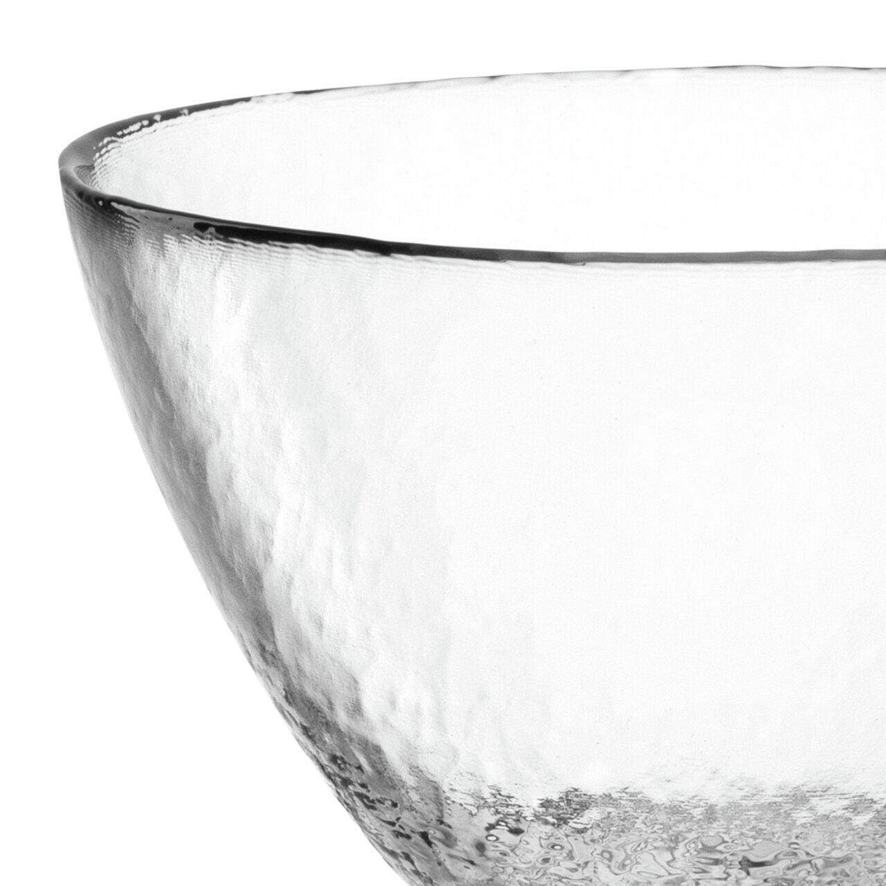 Nahaufnahme einer transparenten Glasschale mit strukturierter Oberfläche, seitliche Perspektive.