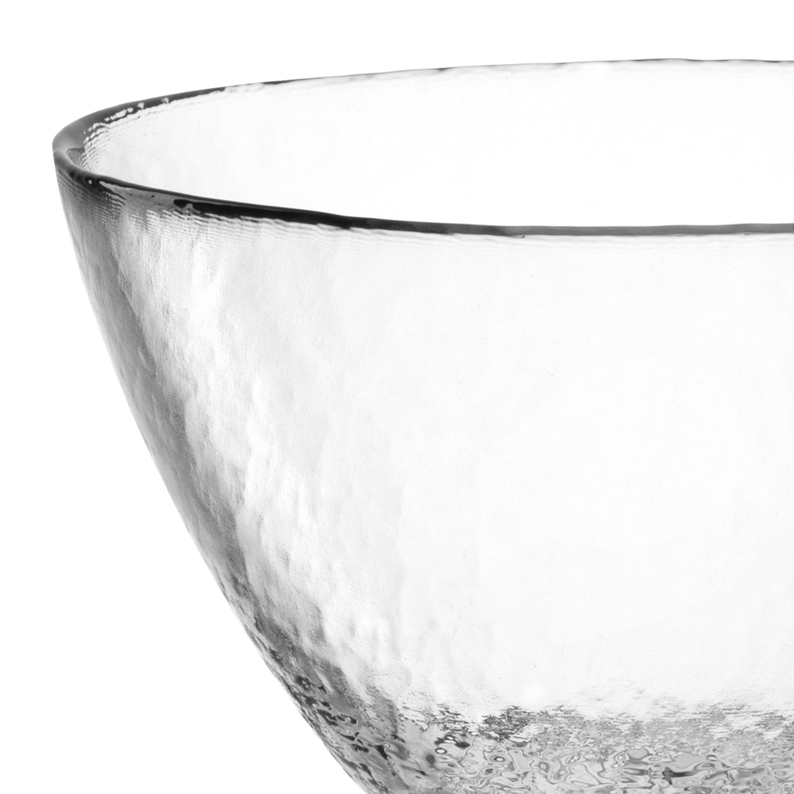 Nahaufnahme einer transparenten Glasschale mit strukturierter Oberfläche, seitliche Perspektive.
