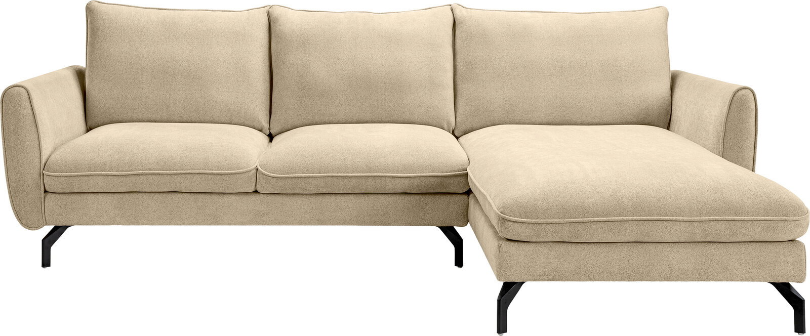 Beiges Stoff-Ecksofa mit rechter Ottomane/Recamiere, drei Rückenkissen und schwarzen Metallfüßen, freigestellt in Frontansicht.