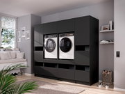 Modernes, matt-schwarzes Einbau-Waschmaschinen- und Trocknerschrank-System mit Frontlader-Geräten in einem hellen Wohnraum, Ansicht leicht schräg von vorn