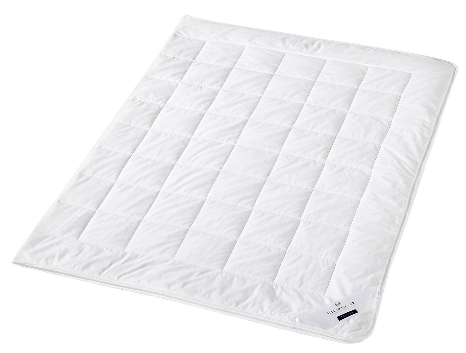 Weiße Faserdecke Uno in schräger Draufsicht, mit gestepptem Muster und Etikett in der Ecke.