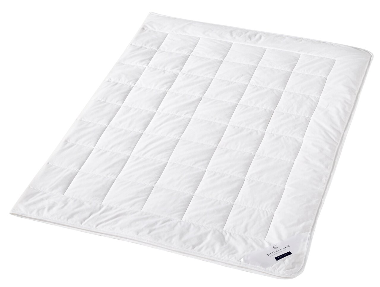 billerbeck Bettdecke UNO ANTIGUA Weiße Faserdecke Uno in schräger Draufsicht, mit gestepptem Muster und Etikett in der Ecke.