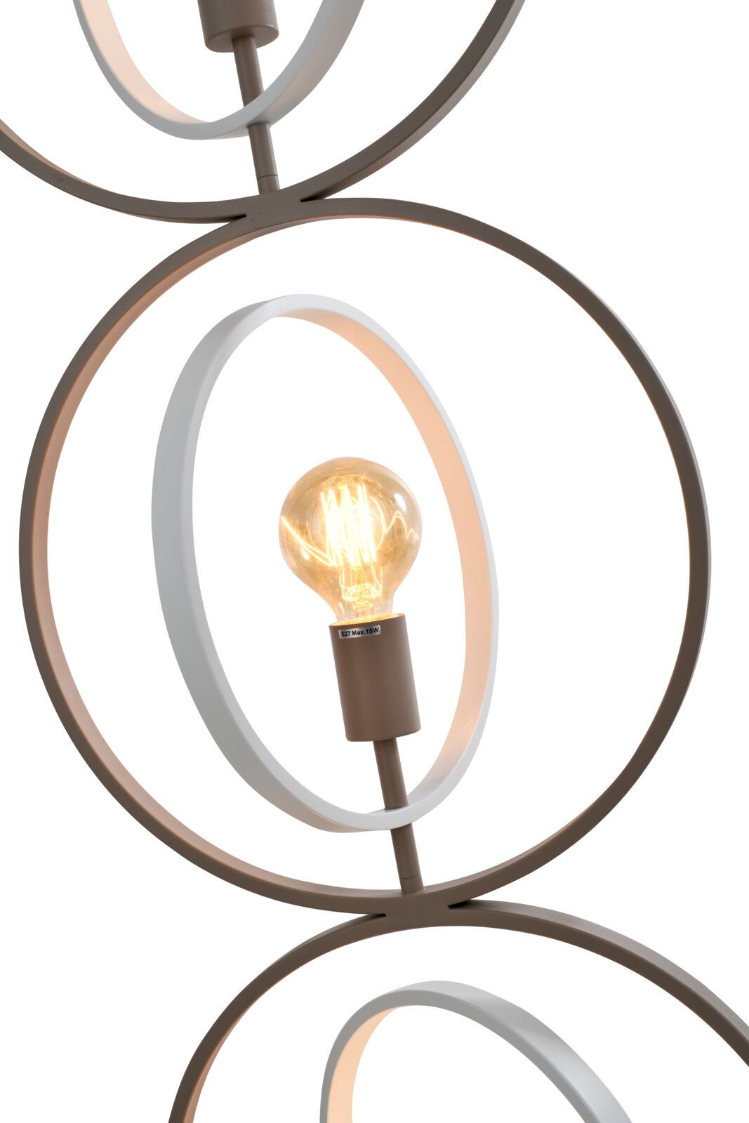 Detailaanzicht van voren van een moderne hanglamp met speelse metalen ringen en een warm brandende filamentlamp