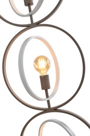 Detailaanzicht van voren van een moderne hanglamp met speelse metalen ringen en een warm brandende filamentlamp