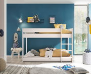 Modernes weißes Etagenbett in einem stilvoll eingerichteten Kinderzimmer mit blauer Wand und großen Fenstern, seitliche Perspektive.