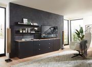 Modernes TV-Sideboard CORE in einem stilvollen Wohnzimmer, seitliche Perspektive.