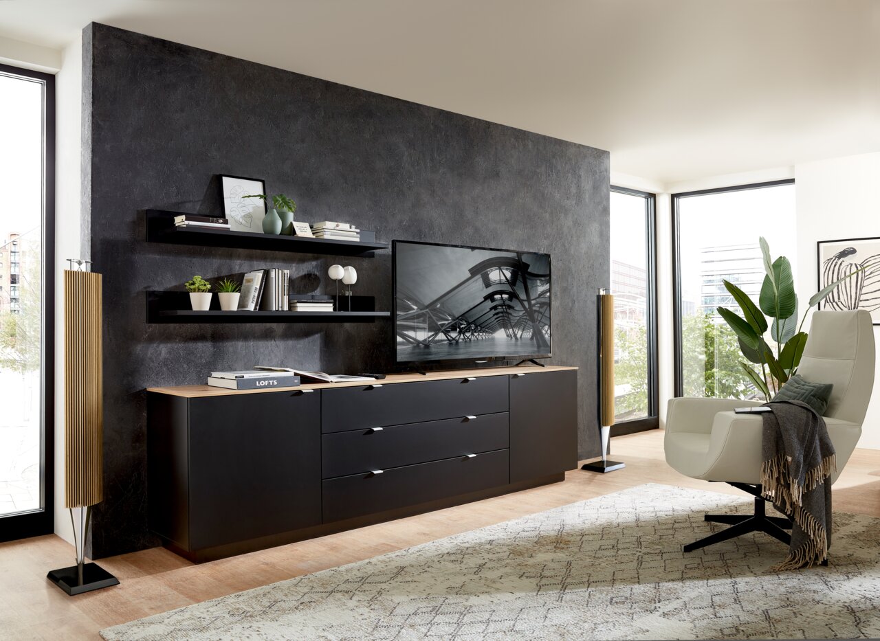 Modernes TV-Sideboard CORE in einem stilvollen Wohnzimmer, seitliche Perspektive.