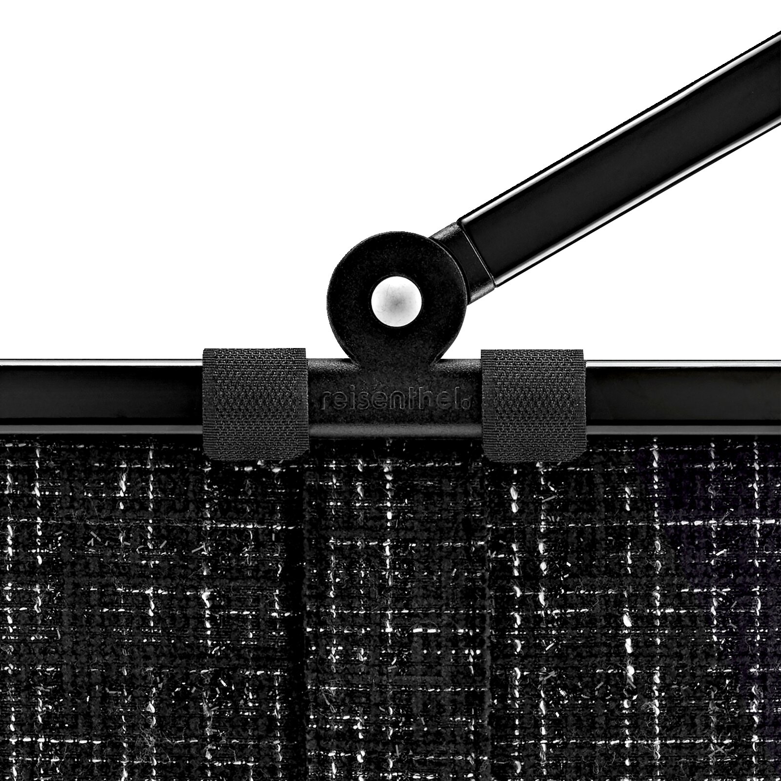Detailaufnahme in Frontansicht: schwarzer Metallrahmen mit Scharniergelenk und Klettbändern an einer dunkel karierten Stofftasche