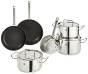 Topfset Twin Classic 6-teilig aus Edelstahl, bestehend aus zwei Pfannen, drei Töpfen mit Deckeln und einer Stielkasserolle, in einer seitlichen Perspektive.