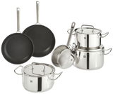 Topfset Twin Classic 6-teilig aus Edelstahl, bestehend aus zwei Pfannen, drei Töpfen mit Deckeln und einer Stielkasserolle, in einer seitlichen Perspektive.
