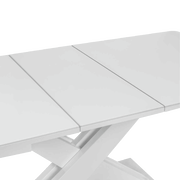 Nahaufnahme eines weißen Funktions-Esstisches mit erweiterbarer Tischplatte und modernem X-förmigem Gestell, von oben betrachtet.