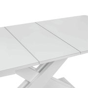 Nahaufnahme eines weißen Funktions-Esstisches mit erweiterbarer Tischplatte und modernem X-förmigem Gestell, von oben betrachtet.