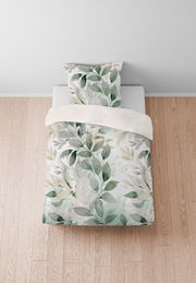 Bettwäsche-Set mit grünem Blattmuster auf einem Bett, aus der Vogelperspektive fotografiert.