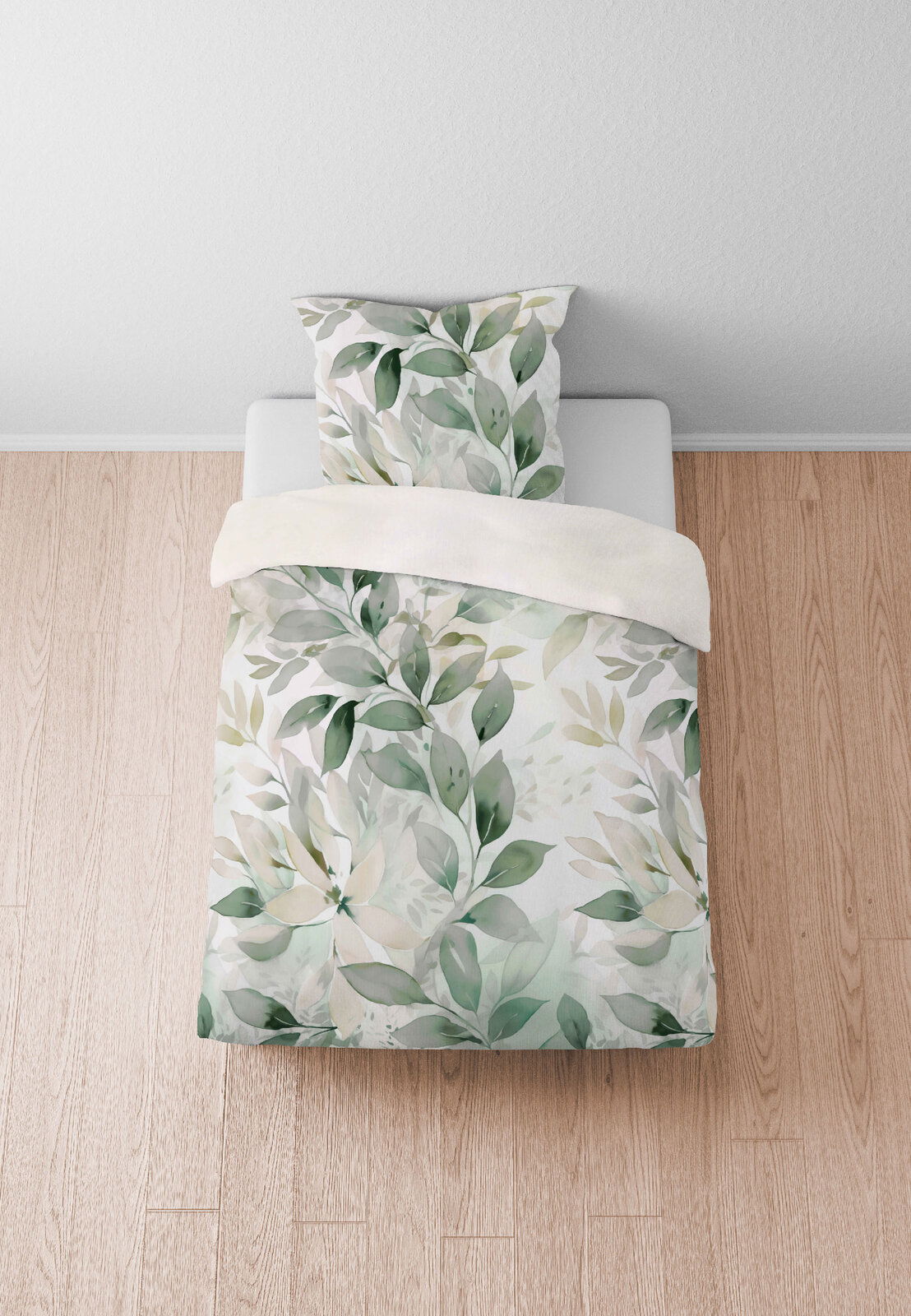 Bettwäsche-Set mit grünem Blattmuster auf einem Bett, aus der Vogelperspektive fotografiert.