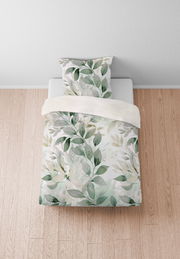 Bettwäsche-Set mit grünem Blattmuster auf einem Bett, aus der Vogelperspektive fotografiert.