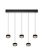 Moderne Pendelleuchte mit fünf kugelförmigen Lampenschirmen, hängend an einem rechteckigen Deckenbalken, seitliche Perspektive