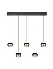 Moderne Pendelleuchte mit fünf kugelförmigen Lampenschirmen, hängend an einem rechteckigen Deckenbalken, seitliche Perspektive